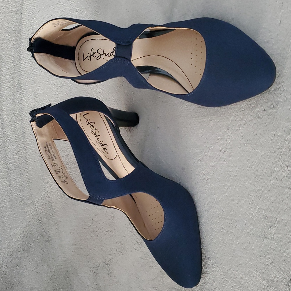 🆕️ LIFESTRIDE Giovanna2 Soft System Navy Micron Fabric Cut Out Heels SIZE: 6.5W